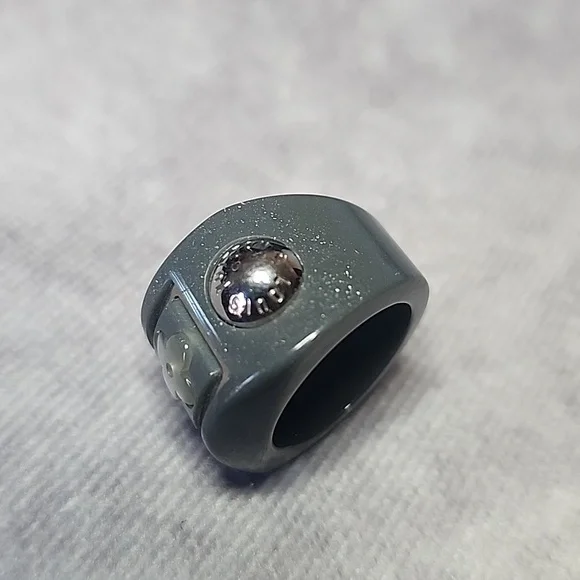 Louis Vuitton Gray Floral Glitter Sparkle Resin Silver Plastic Ring Sz.S/5-6 - Picture 8 of 9